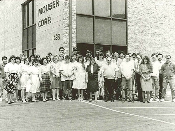 Foto de los empleados de Mouser en 1973 parados frente al edificio de Mouser Corp